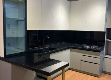 Şərifzadə küçəsində, 2 saylı Tibb Kolleci ilə üzbəüz,