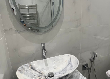 Şərifzadə küçəsində, 2 saylı Tibb Kolleci ilə üzbəüz,