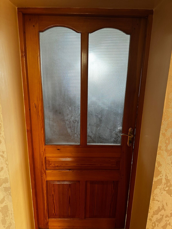 Taxta qapı 5 ədəd şüşəli təmiz taxta qapılar ölçü 90x2 m biri 35 azn.