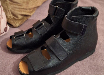 ORTOPEDİK AYAQQABI YENİDİR MATERİALI DƏRİDİR RAZMER 38-39