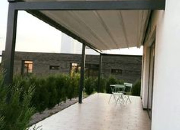 relsli tent. Kafelərde ekonom perqola sistemlərinin