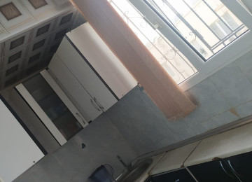 ÜSTÜ BETON MONALİT YAŞAYIŞ SAHƏSİ QANUNİ MƏNZİL LİFT QAPIYA