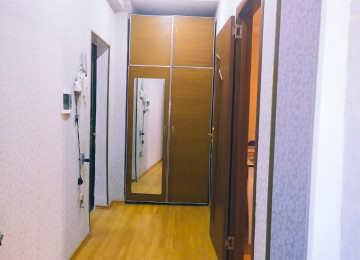 ÜSTÜ BETON MONALİT YAŞAYIŞ SAHƏSİ QANUNİ MƏNZİL LİFT QAPIYA