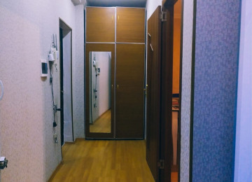 ÜSTÜ BETON MONALİT YAŞAYIŞ SAHƏSİ QANUNİ MƏNZİL LİFT QAPIYA