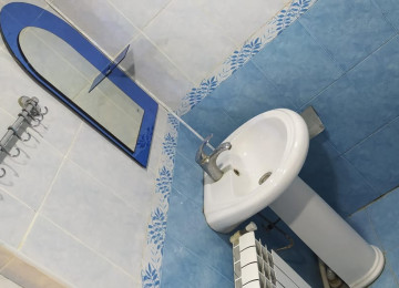 ÜSTÜ BETON MONALİT YAŞAYIŞ SAHƏSİ QANUNİ MƏNZİL LİFT QAPIYA