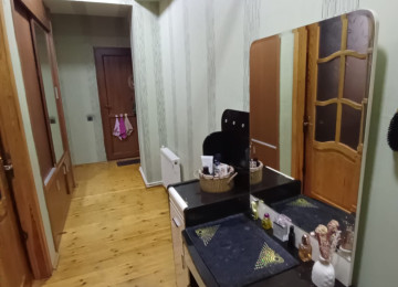 ÜSTÜ BETON MONALİT YAŞAYIŞ SAHƏSİ QANUNİ MƏNZİL LİFT QAPIYA