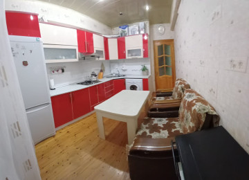 ÜSTÜ BETON MONALİT YAŞAYIŞ SAHƏSİ QANUNİ MƏNZİL LİFT QAPIYA