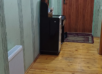 ÜSTÜ BETON MONALİT YAŞAYIŞ SAHƏSİ QANUNİ MƏNZİL LİFT QAPIYA