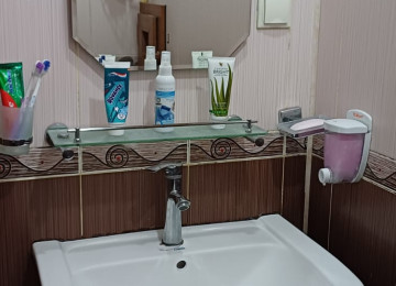 ÜSTÜ BETON MONALİT YAŞAYIŞ SAHƏSİ QANUNİ MƏNZİL LİFT QAPIYA