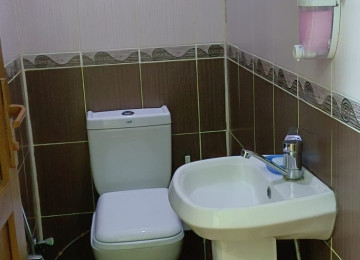 ÜSTÜ BETON MONALİT YAŞAYIŞ SAHƏSİ QANUNİ MƏNZİL LİFT QAPIYA