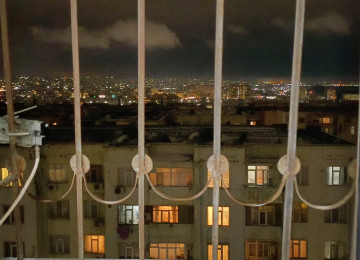 ÜSTÜ BETON MONALİT YAŞAYIŞ SAHƏSİ QANUNİ MƏNZİL LİFT QAPIYA