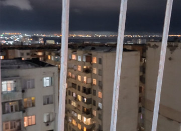 ÜSTÜ BETON MONALİT YAŞAYIŞ SAHƏSİ QANUNİ MƏNZİL LİFT QAPIYA