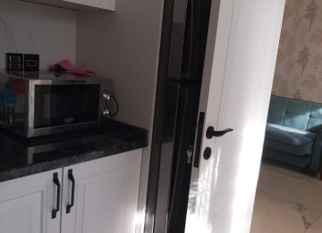 ÜSTÜ BETON MONALİT YAŞAYIŞ SAHƏSİ QANUNİ MƏNZİL LİFT QAPIYA