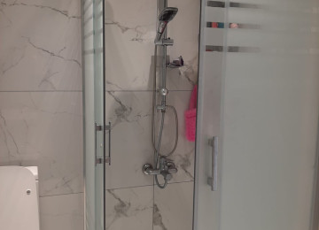 ÜSTÜ BETON MONALİT YAŞAYIŞ SAHƏSİ QANUNİ MƏNZİL LİFT QAPIYA