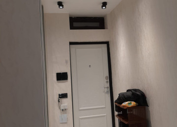 ÜSTÜ BETON MONALİT YAŞAYIŞ SAHƏSİ QANUNİ MƏNZİL LİFT QAPIYA