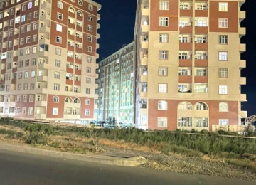 ÜSTÜ BETON MONALİT YAŞAYIŞ SAHƏSİ QANUNİ MƏNZİL LİFT QAPIYA