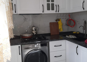 ÜSTÜ BETON MONALİT YAŞAYIŞ SAHƏSİ QANUNİ MƏNZİL LİFT QAPIYA