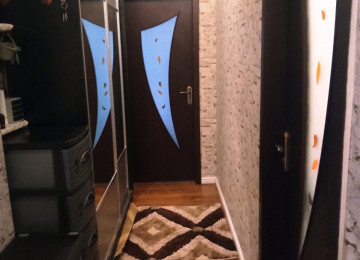 ÜSTÜ BETON MONALİT YAŞAYIŞ SAHƏSİ QANUNİ MƏNZİL LİFT QAPIYA