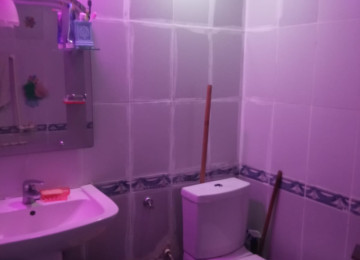 ÜSTÜ BETON MONALİT YAŞAYIŞ SAHƏSİ QANUNİ MƏNZİL LİFT QAPIYA