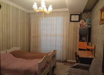 ÜSTÜ BETON MONALİT YAŞAYIŞ SAHƏSİ QANUNİ MƏNZİL LİFT QAPIYA