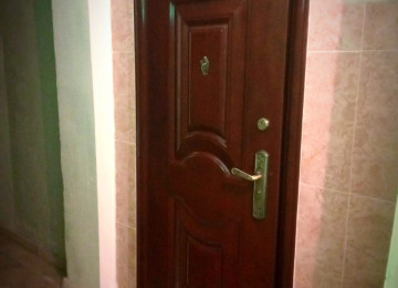 ÜSTÜ BETON MONALİT YAŞAYIŞ SAHƏSİ QANUNİ MƏNZİL LİFT QAPIYA