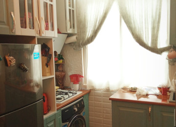 ÜSTÜ BETON MONALİT YAŞAYIŞ SAHƏSİ QANUNİ MƏNZİL LİFT QAPIYA