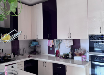 Yeni Günəşli, V massivində təmirli, tam əşyalı 2 otaqlı