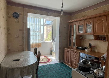 Yeni Günəşli, D massivində 3 otaqlı tam təmirli mənzil