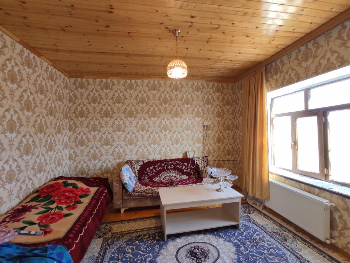 heyet evi Mastaga qes.Cileger yasayis massivinde esas yoldan 800 metr
