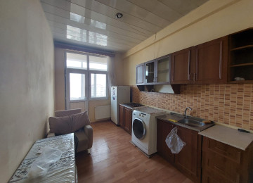 Xlrdalada 2 otaq radnoy 86kv teze bazarln yanl 12 Mertebeli