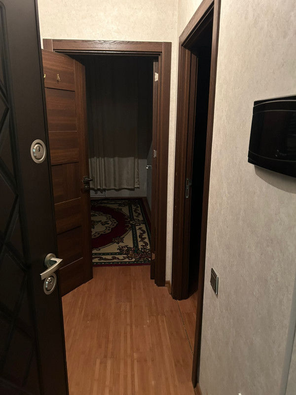 Kristal 1-də qanuni 1 otaqlı mənzil satılır. 🌃Ünvan: Xırdalan şəhəri,Heydər Əliyev prospekti,Kristal