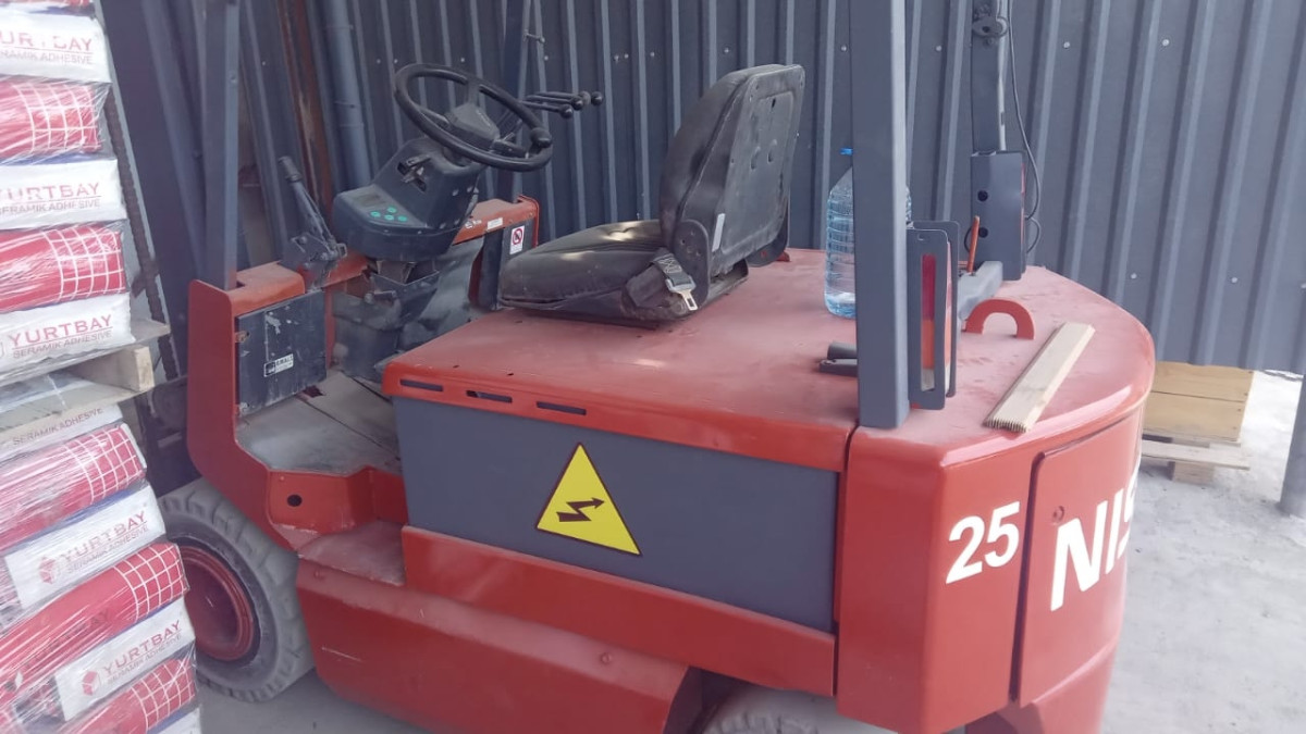 Avtokar Forklift satilir Avtokar Nissan madel 2.5 ton yaxsi veziyyetde baterikq