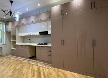 Elimlər Akademiyası met. 2-dəqiqəlik məsafədə yerləşən,