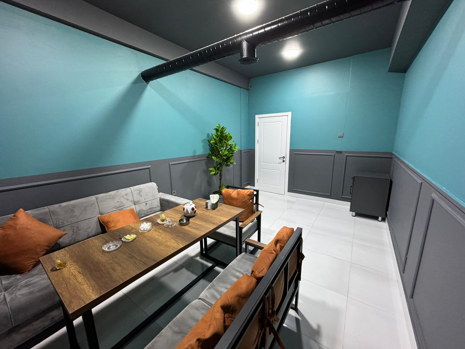 PUB Restoran satílír Full Avadanliqla ve Dizayn Interyerle