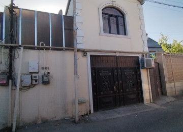 Biləcəridə Abidəyə yaxın tam mərkəzdə yola yaxın 1.5 sotda