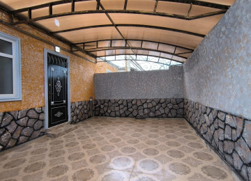 Biləcəridə DSK yolunda yolun tam kənarı 1.5 sotda 3 otaq,