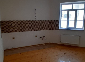 Biləcəridə Tam mərkəzdə 301 saylı məktəbin yanında 1.5