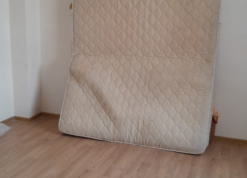 Biləcəridə Tam mərkəzdə 301 saylı məktəbin yanında 1.5