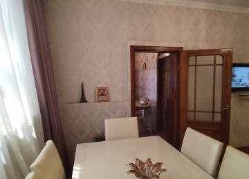 Biləcəridə Ploşada yaxın tam mərkəzdə 2 sotda 3 otaq, S/Q