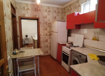 Biləcəridə Ploşada yaxın tam mərkəzdə 2 sotda 3 otaq, S/Q