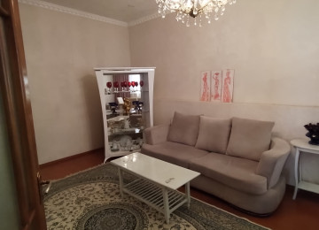 Biləcəridə Ploşada yaxın tam mərkəzdə 2 sotda 3 otaq, S/Q