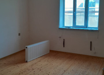 Biləcəridə Tam mərkəzdə 301 saylı məktəbin yanında 1.5