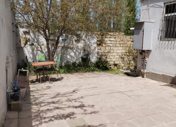 Biləcəridə Ploşada yaxın tam mərkəzdə 2 sotda 3 otaq, S/Q