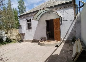 Biləcəridə Ploşada yaxın tam mərkəzdə 2 sotda 3 otaq, S/Q