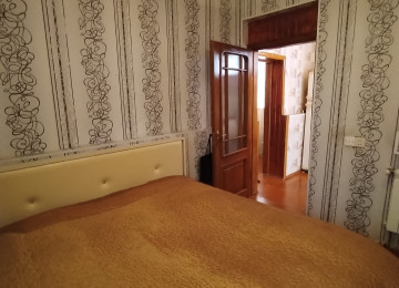 Biləcəridə Ploşada yaxın tam mərkəzdə 2 sotda 3 otaq, S/Q