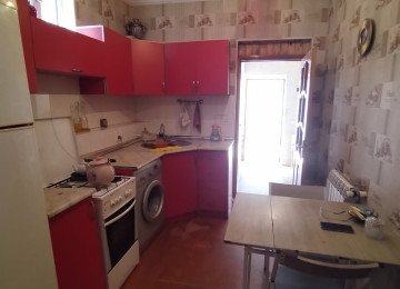 Biləcəridə Ploşada yaxın tam mərkəzdə 2 sotda 3 otaq, S/Q