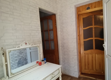 Biləcəridə Ploşada yaxın tam mərkəzdə 2 sotda 3 otaq, S/Q