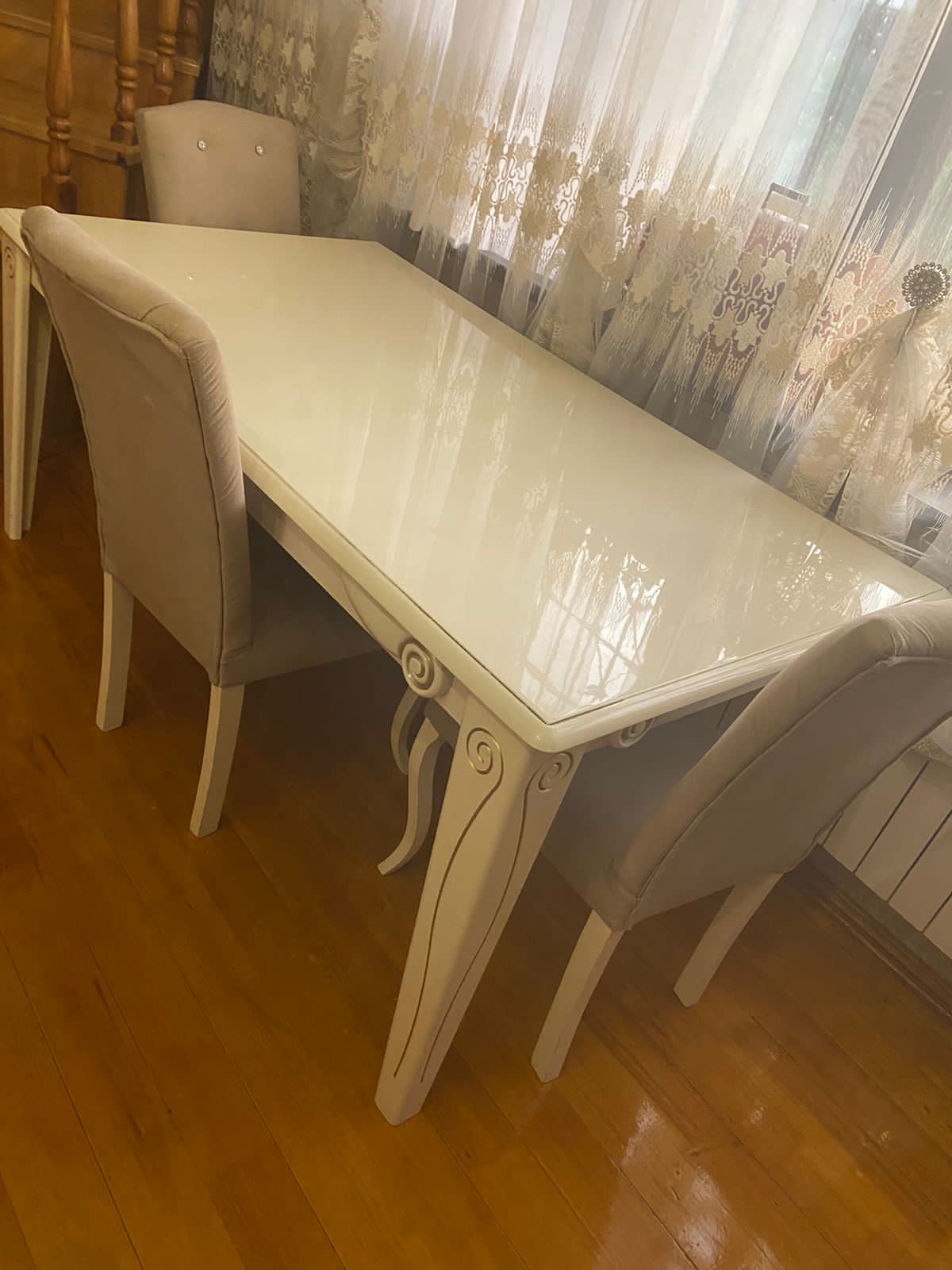 Stol+4 stul stol açılmır. Defekti yoxdur. Satılır 220 azn.