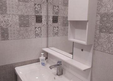 Tam təmirlidir. Kombi sistemidir. İsti pol . Qaz, su, işıq