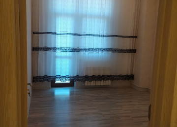 Tam təmirlidir. Kombi sistemidir. İsti pol . Qaz, su, işıq